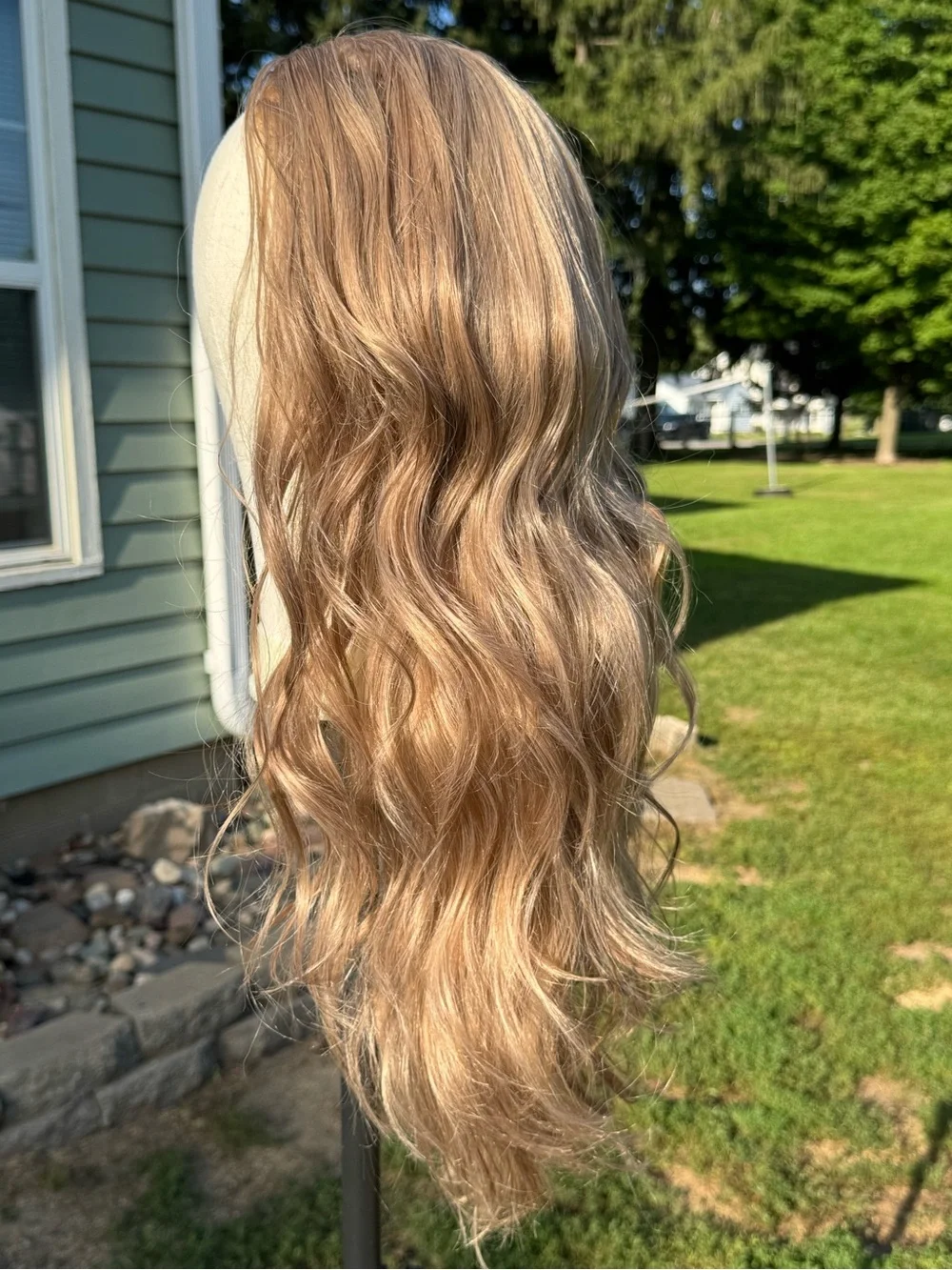 Blonde Wavy Women's Wig - Natural Honey Blonde